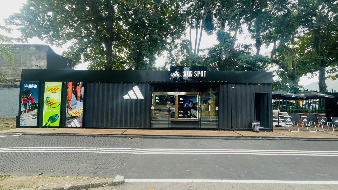 Ativação Adidas Runspot — container preto com público em corrida