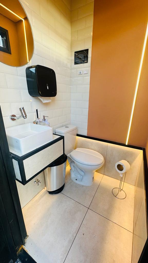 Banheiro Prime — cabine premium com acabamento de alto padrão