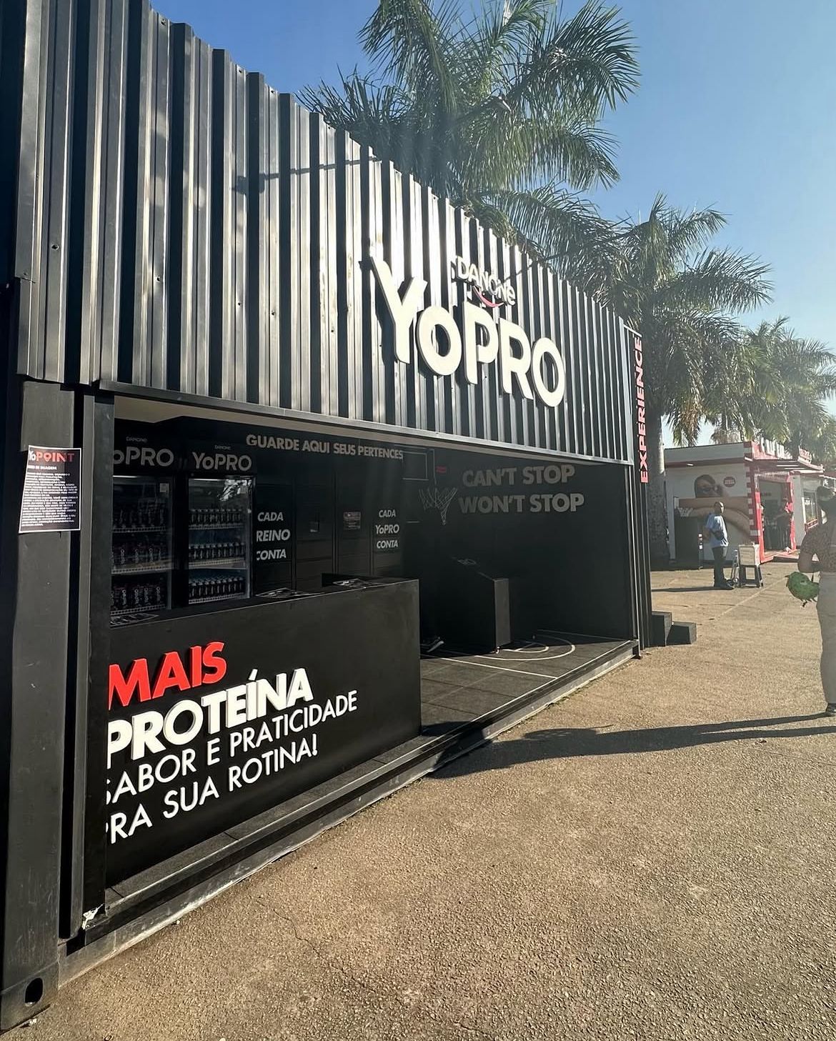 Ativação YoPRO em container preto com fachada institucional