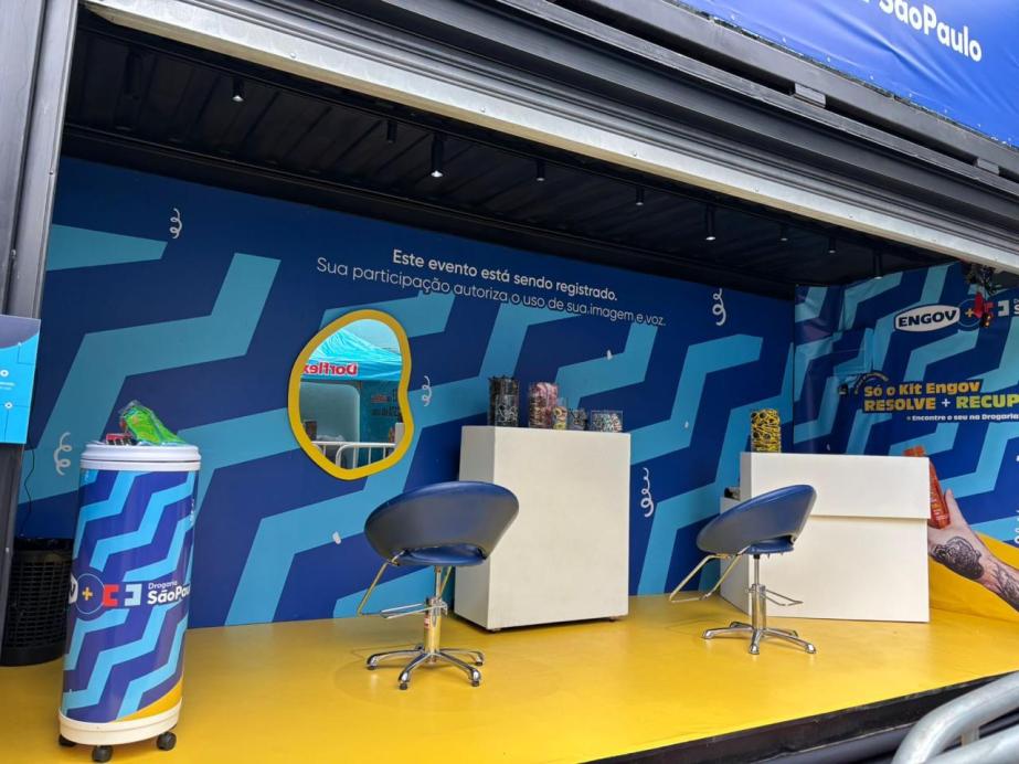 Interior do Engov After com branding e mobiliário